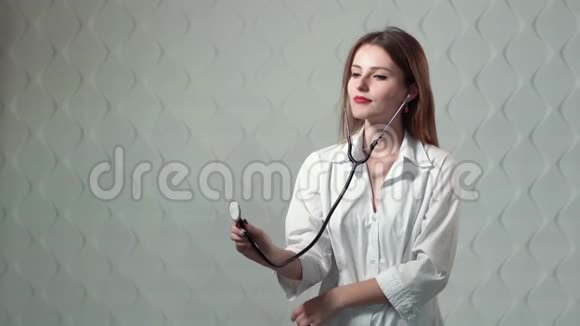 医生使用听诊器视频的预览图