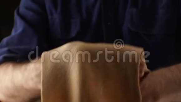 一个男人手里拿的意大利面的薄面团视频视频的预览图