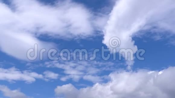 低云飘在蓝天上延时录音4K超高清超高清视频的预览图