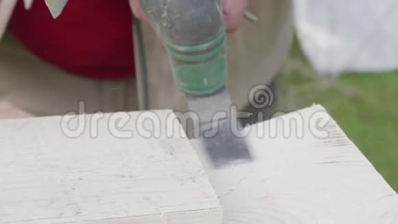 木匠用电动便携式凿子工作视频的预览图