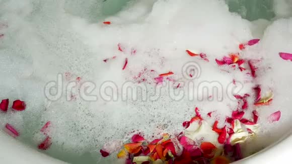 圆泡泡浴是玫瑰花瓣淋浴视频的预览图