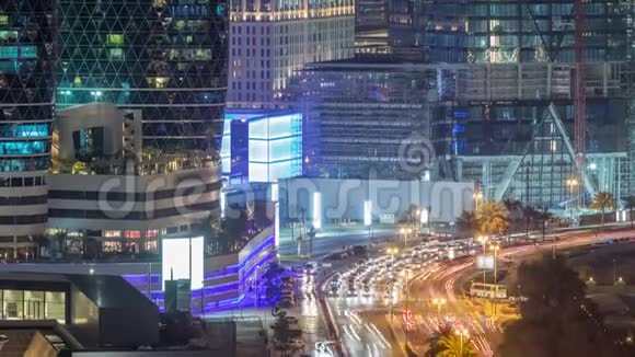 迪拜DIFC夜间延时附近AlSaada街交叉路口交通的天际线视图视频的预览图