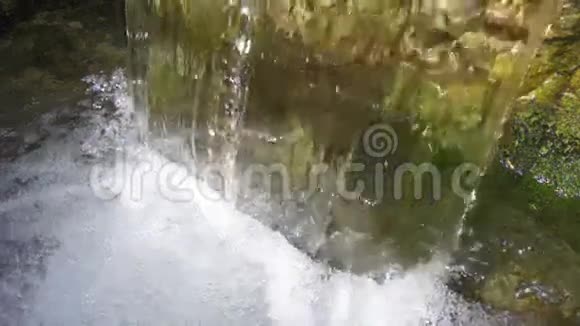 喷水池里的落水器慢动作视频的预览图