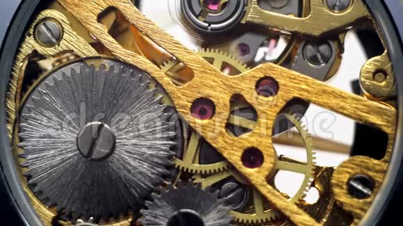 机械驱动手表时钟中的齿轮视频的预览图