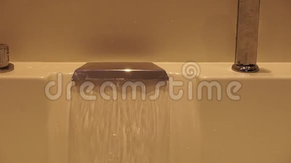 水流在按摩浴缸里水疗浴室配有水疗按摩和泡沫视频的预览图