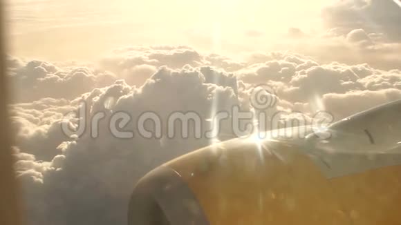 来自飞机的白云和阳光视频的预览图