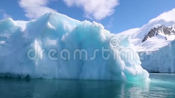 在岸边看冰川安德列夫视频的预览图