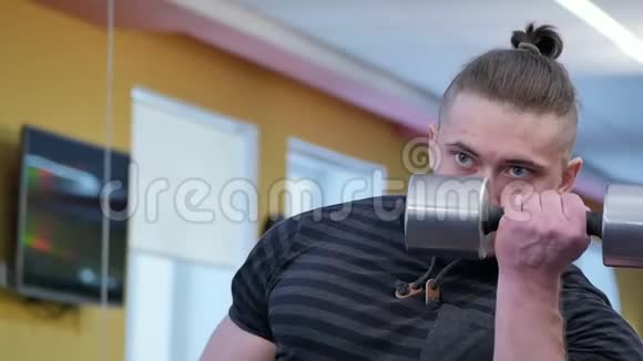 肌肉男在健身房锻炼手臂视频的预览图