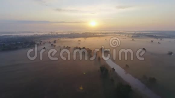 雾天早晨的空中录像飞越德斯纳河日出时间乌克兰基辅地区视频的预览图