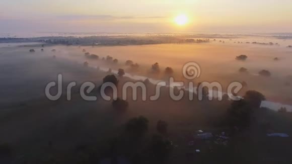 雾天早晨的空中录像飞越德斯纳河日出时间乌克兰基辅地区视频的预览图