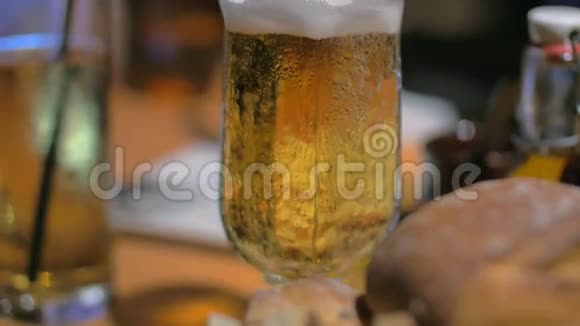喝啤酒杯吃啤酒杯视频的预览图