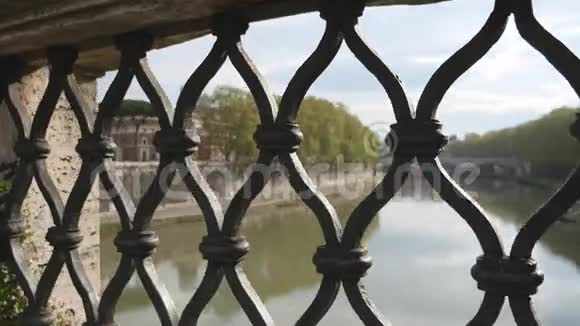 从河上的桥景和蓝天背景视频的预览图