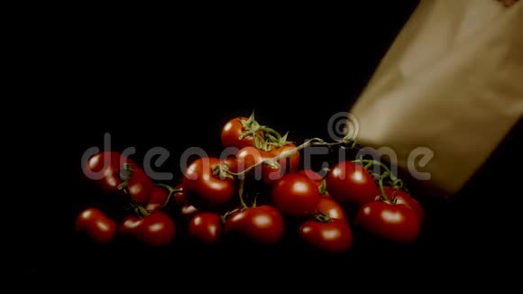 西红柿红熟摘面包袋视频的预览图