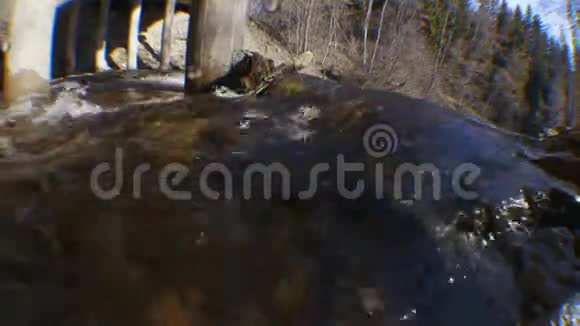 春季钢筋混凝土桥下的河流视频的预览图