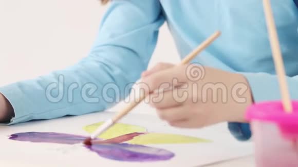 手的少女水彩画蝴蝶视频的预览图