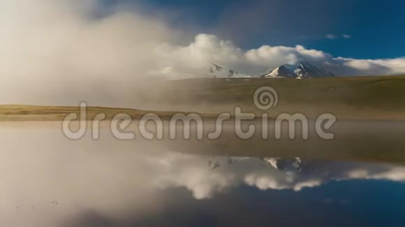 雾蒙蒙的夏日日出过山湖俄罗斯阿尔泰乌科高原视频的预览图