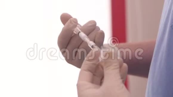 医生用注射器混合了不同类型的药物视频的预览图