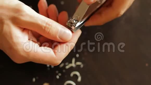 用剪甲器剪指甲以利良好卫生剪掉指甲剪掉指甲男人修剪指甲他在剪视频的预览图