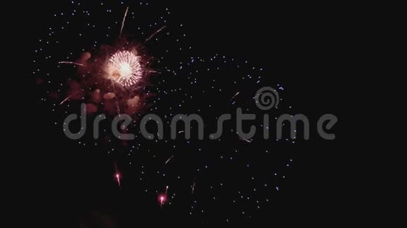 在斯洛莫的假日之夜右侧是带有交叉空间的五颜六色的烟花视频的预览图