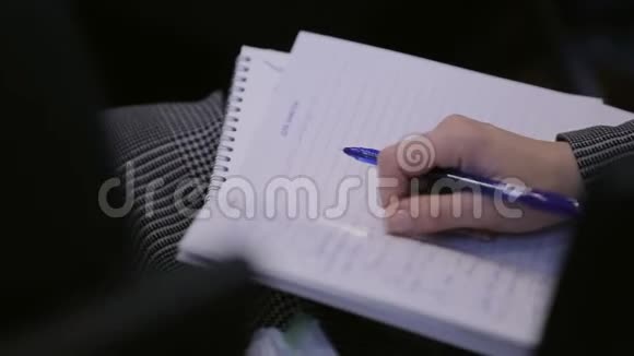 妇女在会议或培训时在笔记本上记笔记视频的预览图