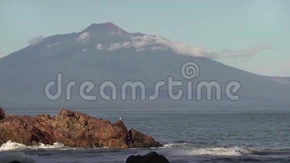 有山脉的海岸视频的预览图
