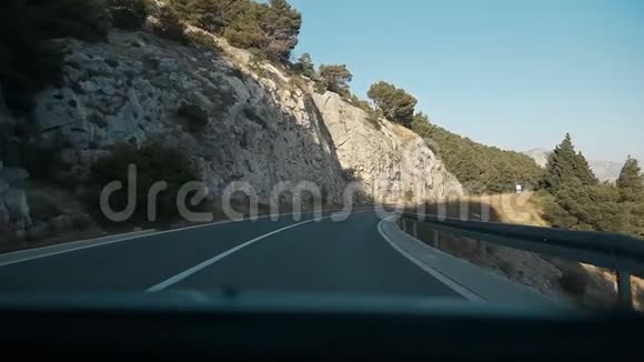陡峭的山路在悬崖附近急转弯从挡风玻璃看在山路上开车视频的预览图