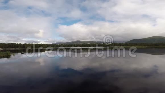 夏季全景湖景有山林背景视频的预览图