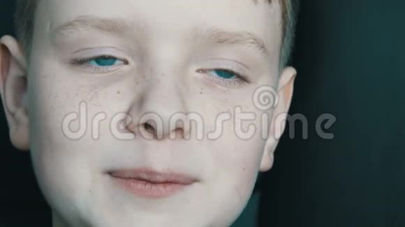 蓝眼睛金发男孩脸上长着雀斑对着镜头微笑真诚开朗的娃娃脸视频的预览图