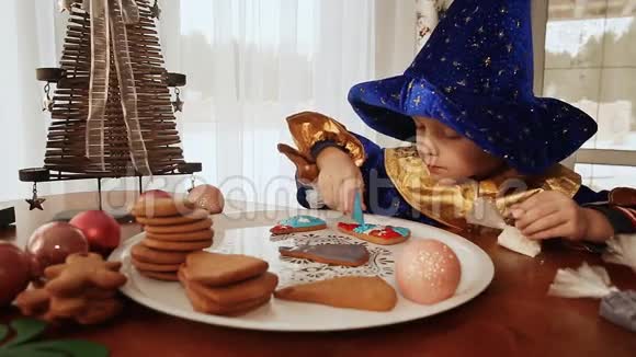儿童装饰姜饼饼干圣诞快乐视频的预览图