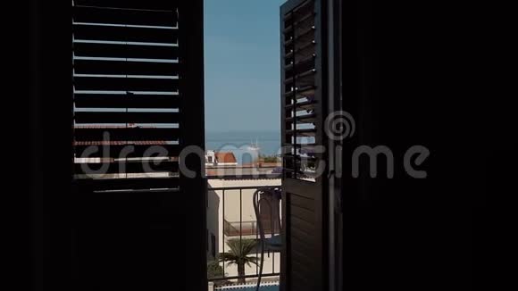 从亚得里亚海的阳台上观看克罗地亚达尔马提亚视频的预览图
