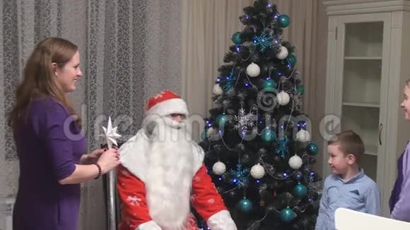圣诞老人送给孩子们礼物视频的预览图