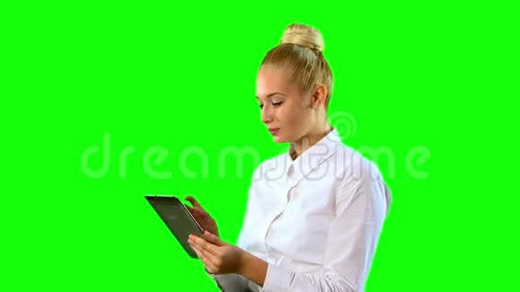 带着药片的年轻女人用相机聊天绿色屏幕中东视频的预览图