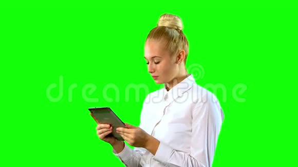 带着药片的年轻女人绿色屏幕特写视频的预览图