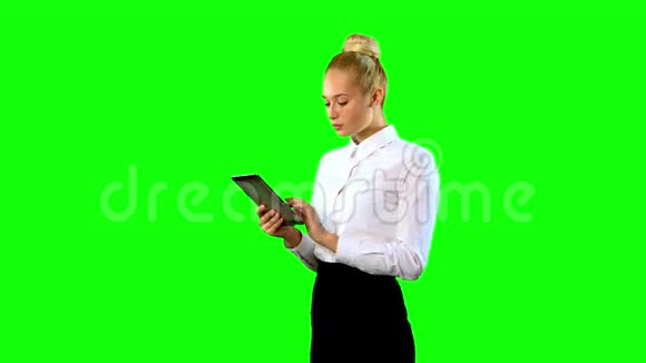 带着药片的年轻女人绿色屏幕中间侧视视频的预览图