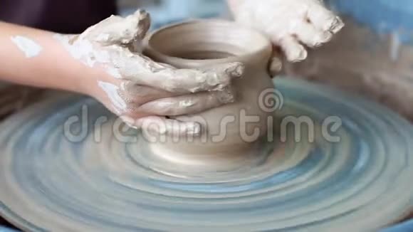 创造了一个粘土potPotterWorkshopdeviceMasterHands上的粘土制作陶轮塑造一个陶罐视频的预览图