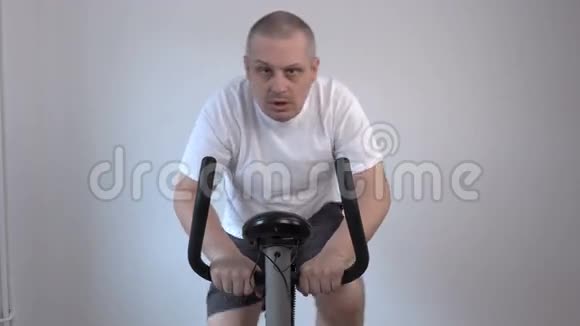 使用运动自行车的人视频的预览图