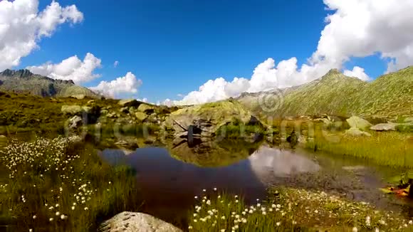飞越史诗山地风景宁静的自然背景视频的预览图