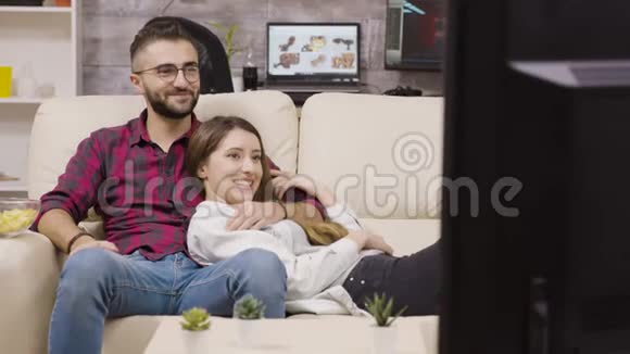 一对夫妇坐在沙发上笑着视频的预览图