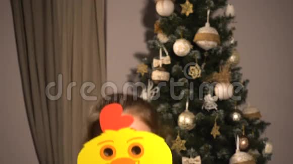 带着圣诞道具鸡面具的少女视频的预览图