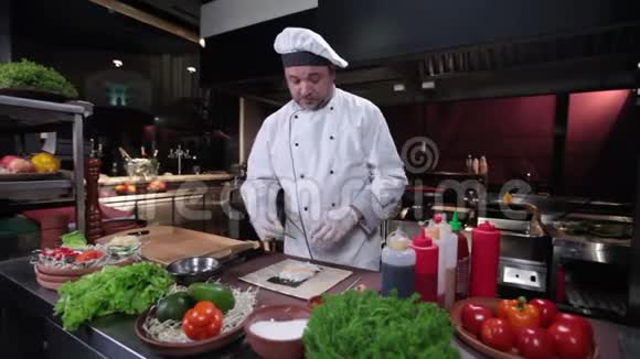 寿司厨师用黄瓜做寿司卷餐厅厨房视频的预览图