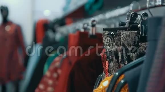 拍摄特写女性衣服挂在店里的衣架上视频的预览图