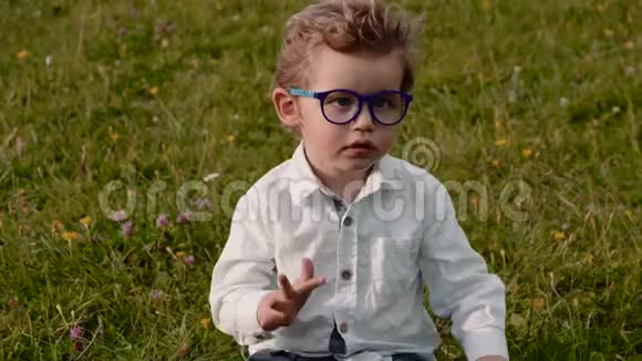 戴眼镜的孩子视频的预览图