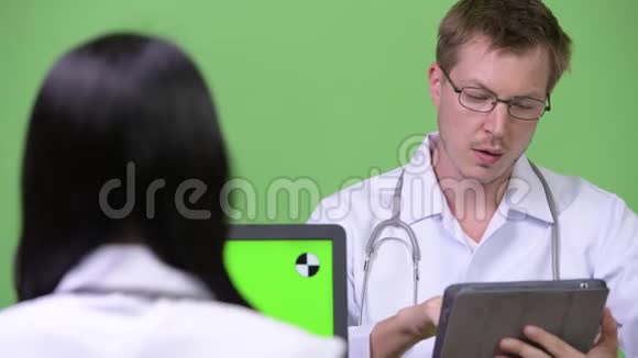 年轻的亚洲女医生与年轻的男医生会面视频的预览图