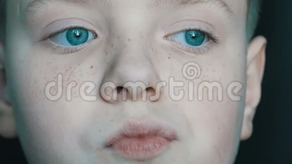 有趣开朗的蓝眼睛男孩与雀斑男孩谁惊讶的相机视频的预览图