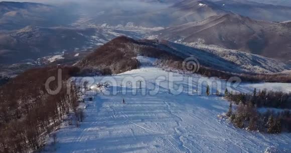 飞越喀尔巴阡山的冬季空中飞行滑雪度假旅行滑雪乌克兰视频的预览图