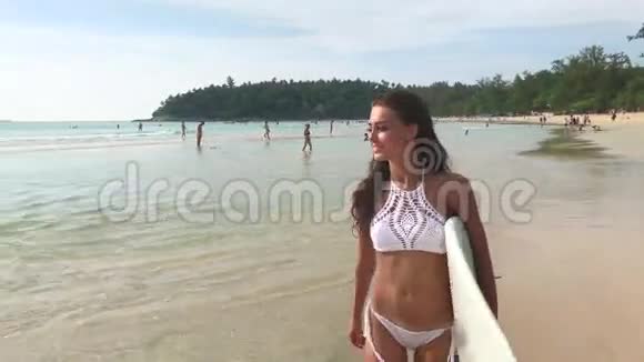 迷人的苏弗女孩在海滩上拿着她的木板视频的预览图