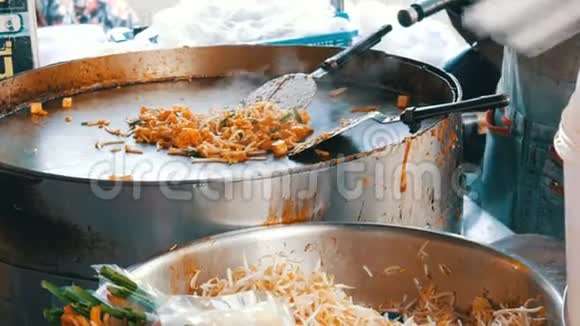 卖街食品的人用鸡蛋鸡肉和芽炒传统泰国米粉亚洲街头食品视频的预览图