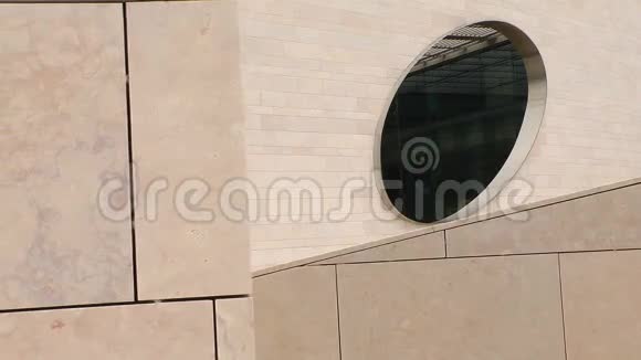 大理石墙和椭圆形窗户视频的预览图
