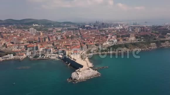 鸟瞰皮奥比诺海岸从空中俯瞰这座城市意大利马雷玛托斯卡纳视频的预览图