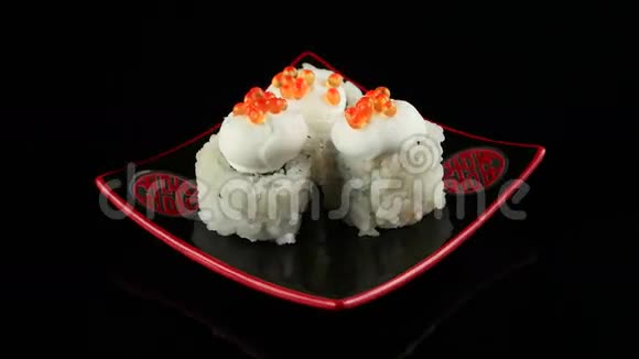 鱼子酱寿司三份循环视频的预览图